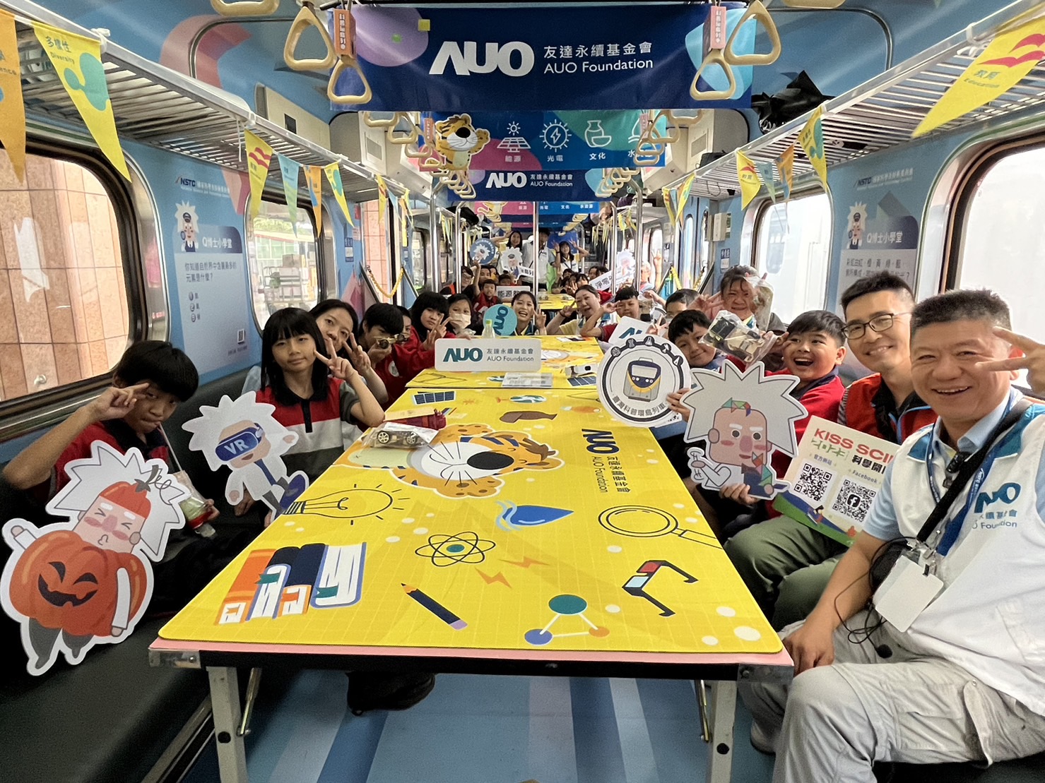 友達永續基金會參與「臺灣科普環島列車」，設計基礎科學車廂課程，以「淨零碳排和永續能源」為主題，讓學生透過創意實驗認識淨零知識，以及思考生活中的減碳行為