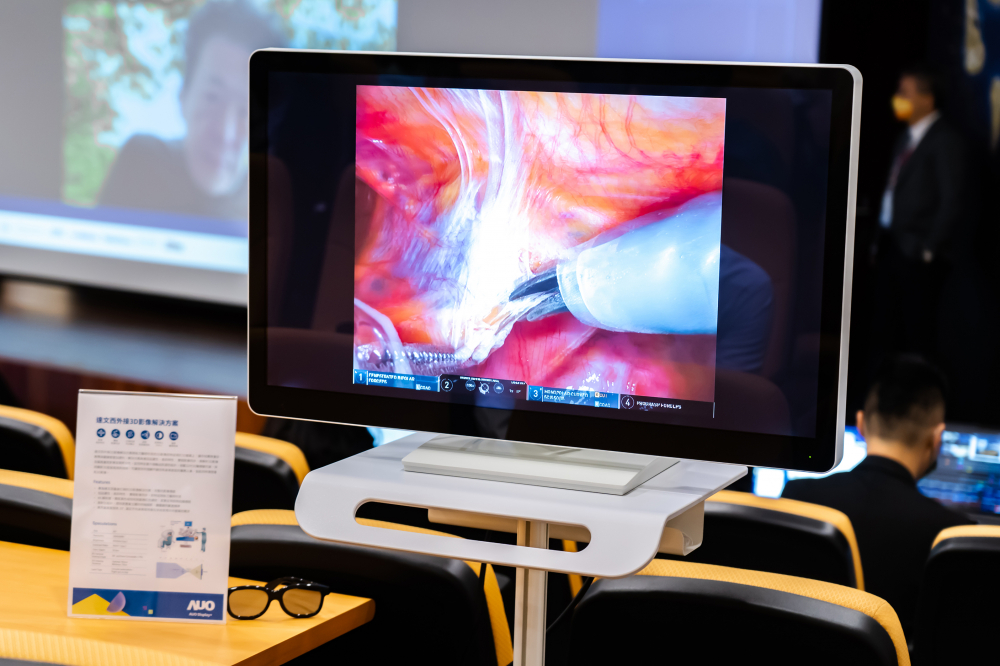 達擎於「國際大腸直腸外科論壇」中，成功導入達文西外接3D影像解決方案。透過達擎即時影像處理技術轉換為成1080p的高解析度畫質，將3D擬真畫面即時呈現於32吋4K 3D醫療顯示器
