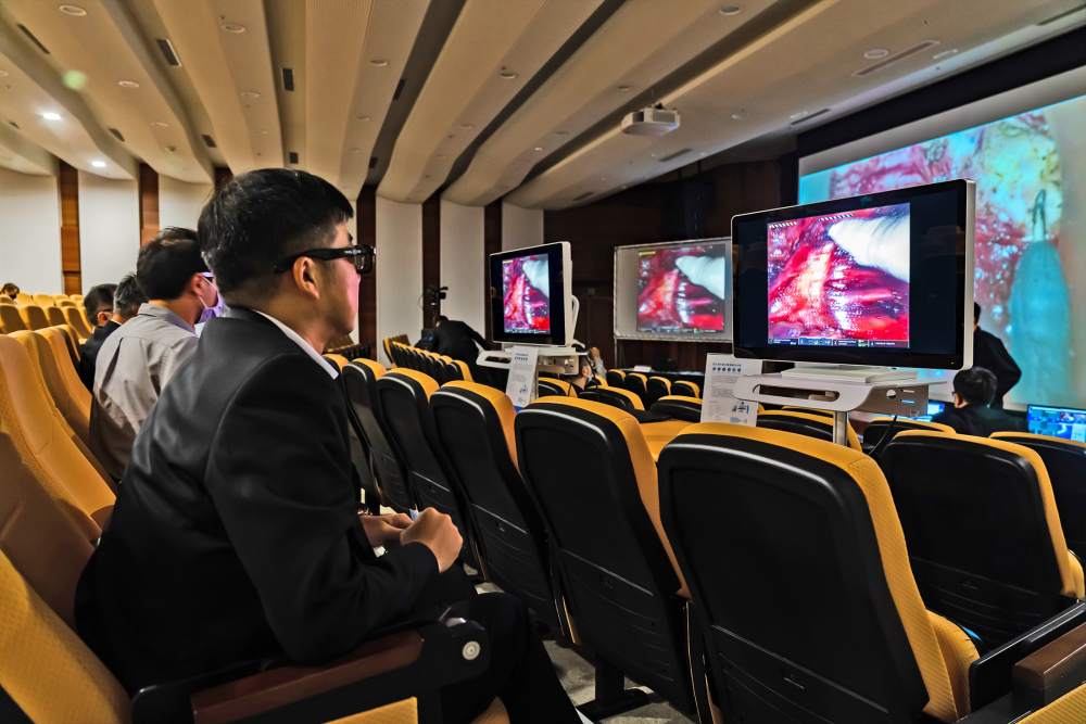 達擎之「達文西外接3D影像解決方案」，將達文西手術機器手臂的3D影像即時連線轉播，在會議室觀摩的醫師們只要戴上偏光眼鏡，就能與執刀醫師看到同步的3D立體影像，如臨操作台現場，縮短達文西手術的學習曲線