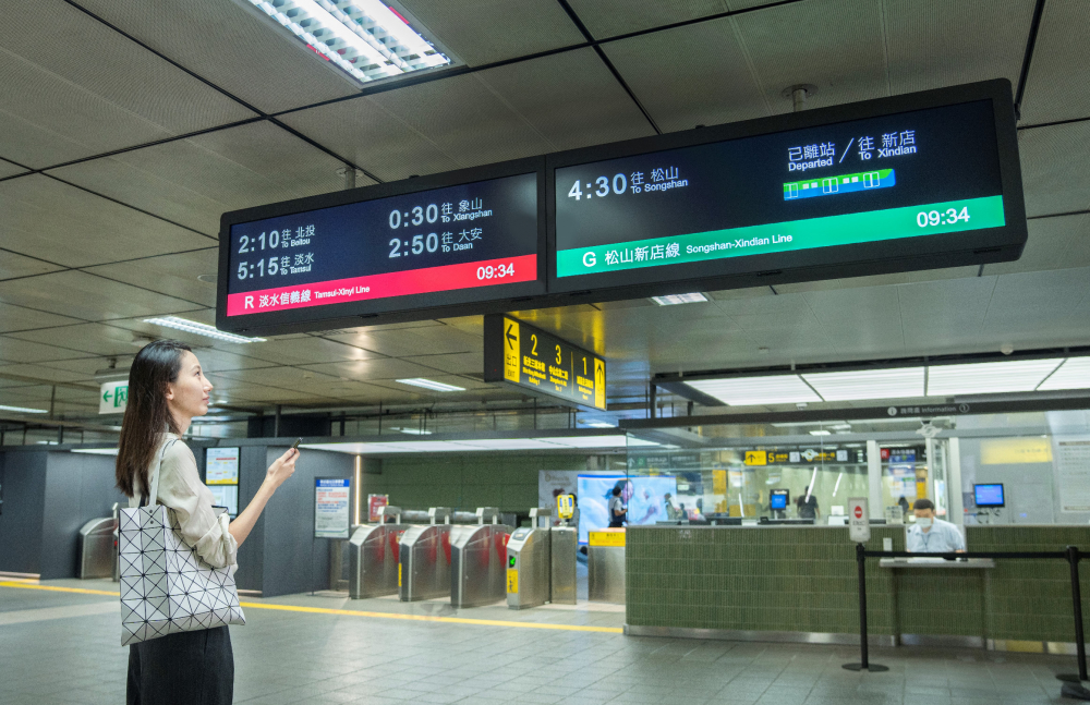 達擎TARTAN顯示器的特殊長條型比例非常適合空間與高度有限的大眾運輸場域應用，具備工業等級高品質、高亮度、高解析與高色彩飽和度等優勢，打造都會智能車站新風貌。