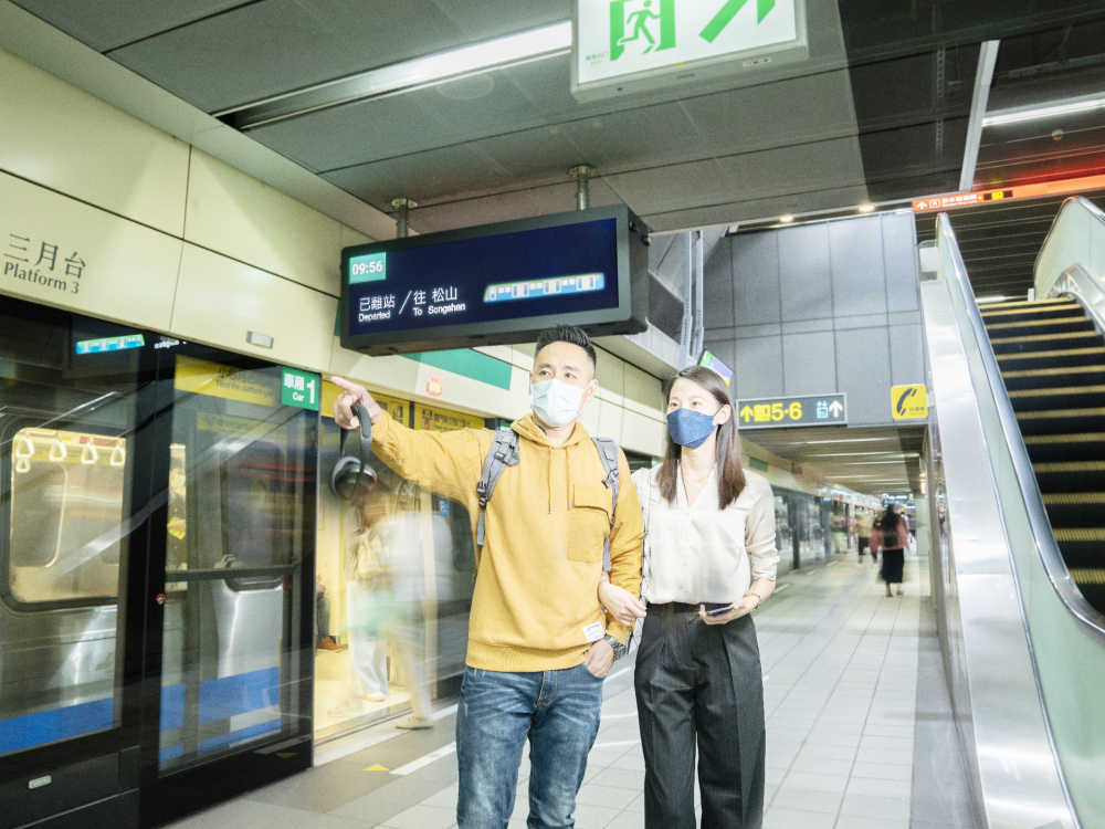 友達旗下達擎之客製化TARTAN顯示器，於台北捷運中山站亮相。以獨特長條型比例與高畫質特色，為台北捷運站帶來嶄新的都會車站風貌