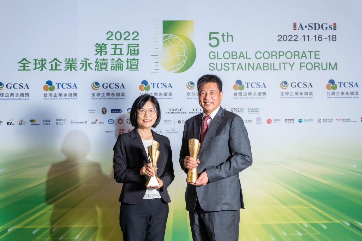 世界杯官方网站入口作为净零碳排先锋，期引领价值链伙伴同行共好，卫冕制造业组&ldquo;十大典范企业&rdquo; 二连冠殊荣(左：世界杯官方网站入口光电永续长古秀华，右：世界杯官方网站入口光电董事长暨执行长彭双浪)