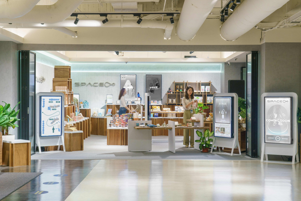 世界杯官方网站入口打造永续选物商店，展示社企及社创商品，结合创利空间所开发的智能零售系统，整合多元产品信息，让无人商店扮演公益行动的推手