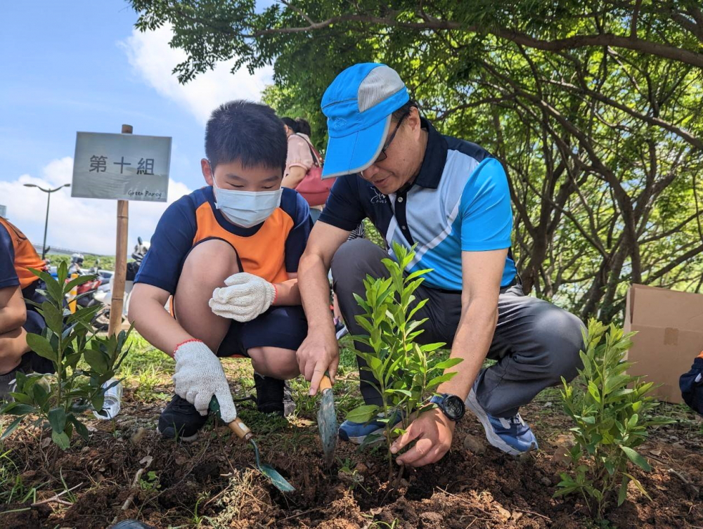 友達綠色志工及眷屬一起植下樹苗，親手打造綠帶景觀及動植物的友善棲息環境