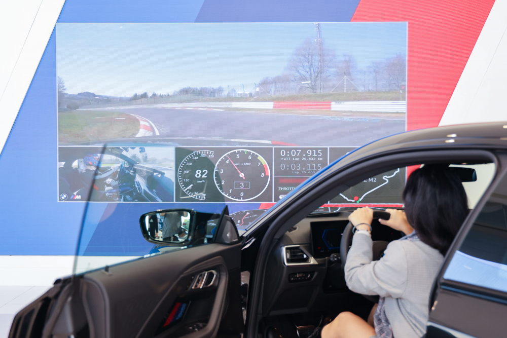 顧客按下虛擬Engine Start按鈕，啟動預選車款的引擎聲浪，螢幕同時呈現德國紐柏林賽道的試駕畫面，坐進車內一秒化身駕駛員馳騁奔騰