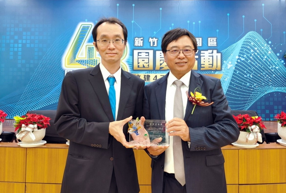 友達60吋高透明度Micro LED顯示器榮獲2023竹科創新產品獎，由友達光電顯示產品研發總部副總經理吳仰恩(左)代表領獎