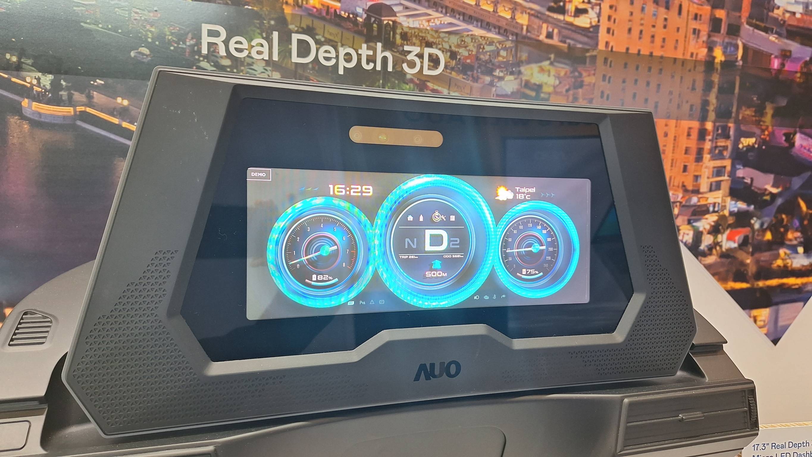 世界杯官方网站入口的「裸眼3D Micro LED仪表板」将Micro LED与LCD技术整合成17.3吋显示器，打造令人惊艳的3D效果，同时具备DMS辨识系统，可侦测驾驶行为并进行安全预警。