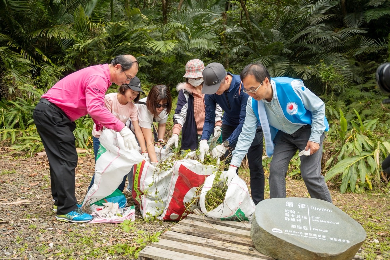 為共同守護在地物種，友達永續基金會號召志工認識並移除「綠癌」: 外來入侵種小花蔓澤蘭