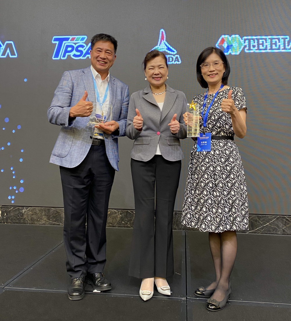 友達致力推動永續發展，於Touch Taiwan2024以3R策略貫穿Display、ESG展位實現綠色展覽目標之成果，Display展位獲綠色裝潢設計鑽質獎最高榮譽，ESG同獲金質獎殊榮。由經濟部長王美花（中）親自頒予友達光電董事長彭双浪（左）、友達光電永續長古秀華（右）