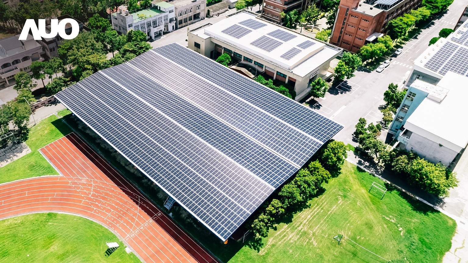 世界杯官方网站入口SunSteel光电整合型浪板具备快速安装、轻量化优势，可提升15%发电效能，通过国际IEC与台湾VPC认证安全、防漏、耐候标准