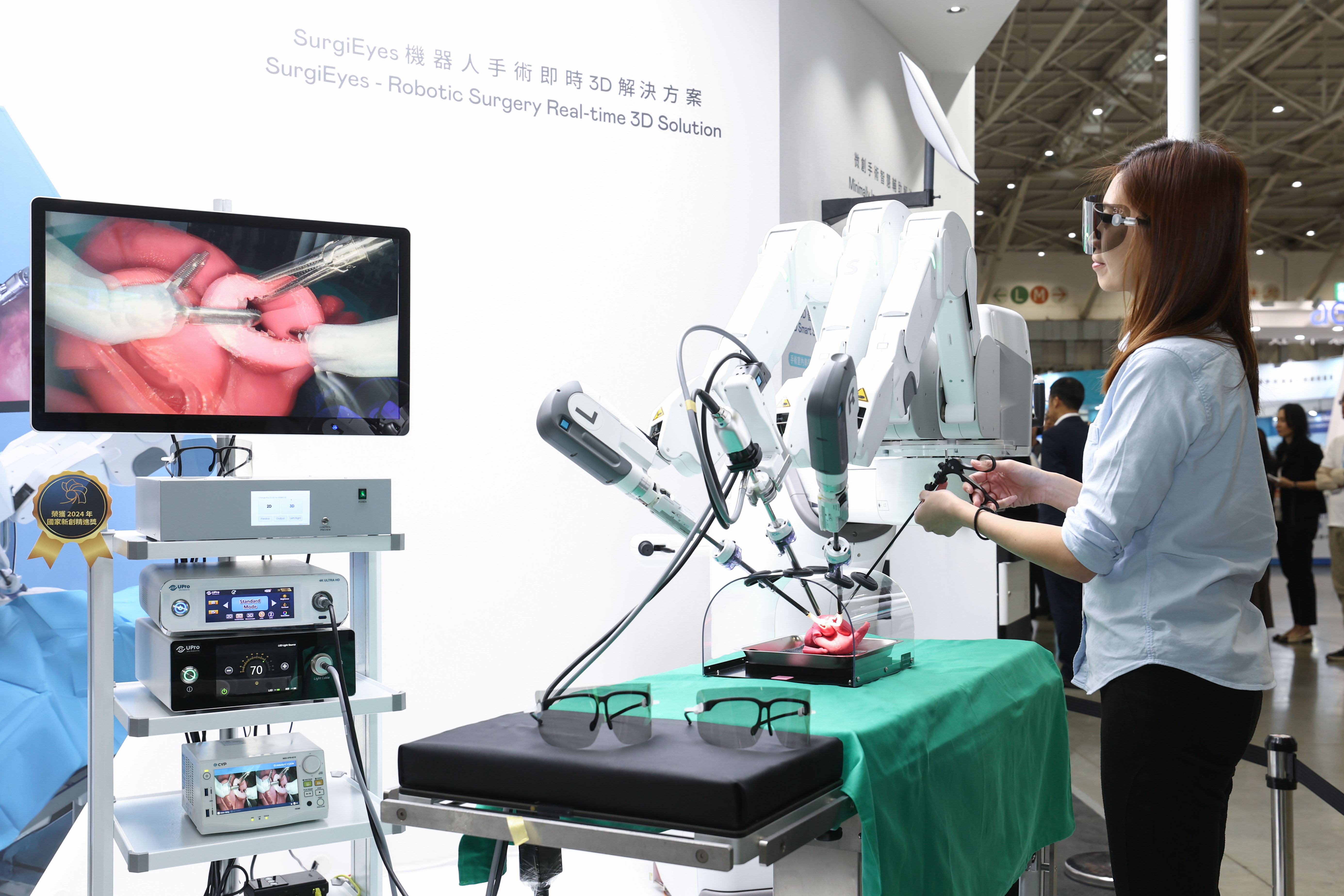 達擎以〝SurgiEyes機器人手術即時3D解決方案〞為核心，打造全方位的3D智慧手術影像平台，透過即時的影像串聯，連結手術室內、外跨場域的應用，協助醫師突破時空限制，為遠距醫療帶來更多的可能性