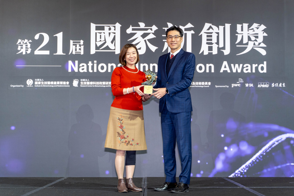 友達旗下子公司友達耘康與達擎分別以「中醫數位化檢測解決方案」及「寬視角3D醫療顯示器」獲得第二十一屆國家新創獎「智慧醫療與健康科技」類別的「企業新創獎」與「國家新創精進獎」兩項殊榮。圖左為衛生福利部政務次長林靜儀、圖右為友達光電智慧醫療事業群總經理廖世宏
