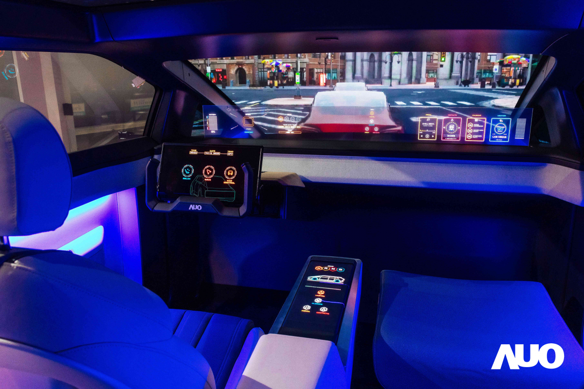 友達新一代智慧座艙Smart Cockpit 2025的Micro LED創新顯示應用中，47.5吋無界透明顯示介面與14.3吋多變形態中控顯示，兩項產品獲得2025智慧顯示應用大賞的智慧移動獎，提供全新的人機互動體驗