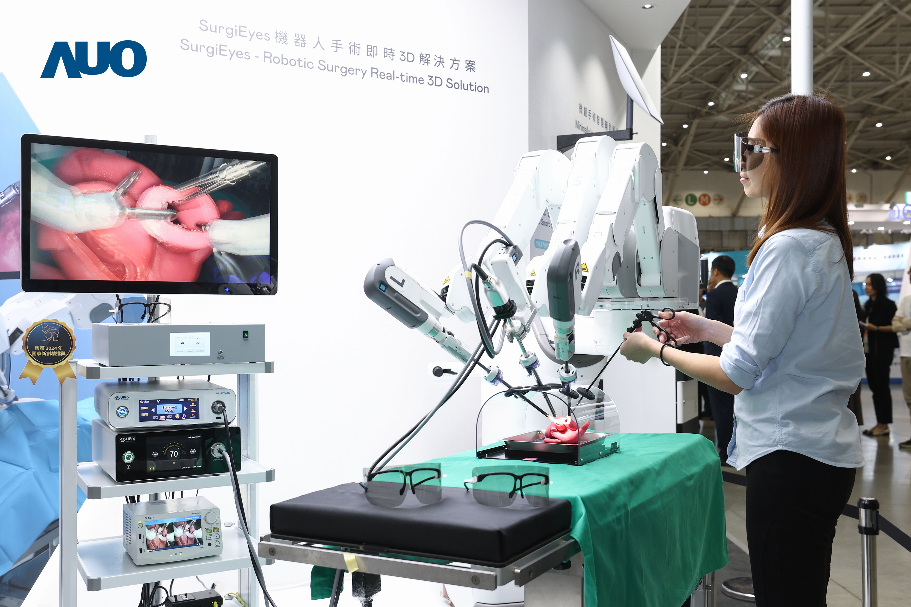 达擎以领先的3D显示技术推出〝SurgiEyes机器人手术实时3D解决方案〞，整合先进3D图像处理与独家3D垂直宽视角、广色域的显示技术，手术团队可实时同步主刀医师视角看到清晰3D影像，提升沟通效率与安全性。