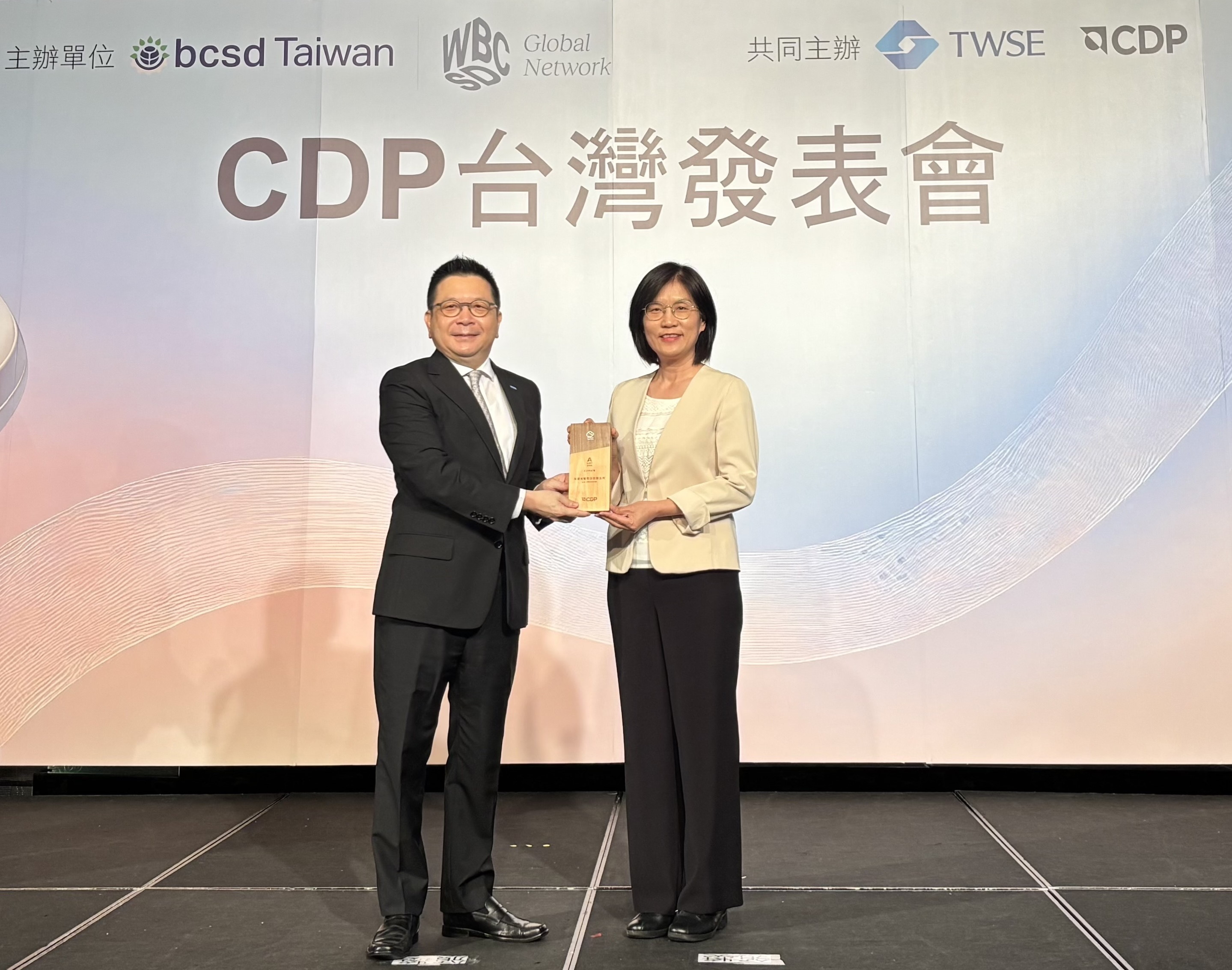 友達永續成果再獲國際評比肯定，獲頒CDP氣候與水資源雙項領導力評級。今由臺灣證券交易所董事長林修銘（左）頒獎，友達光電永續長古秀華（右）代表受獎