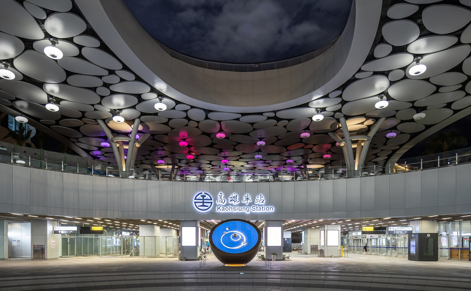 創利空間參與《高雄車站共感空間》公共藝術計畫，擔任視覺科技整合夥伴。於「看時間」天文鐘作品中提供技術指導，整合圓形LED鐘面與鐘體結構，在時間、天象星盤與空間氛圍間生動展演