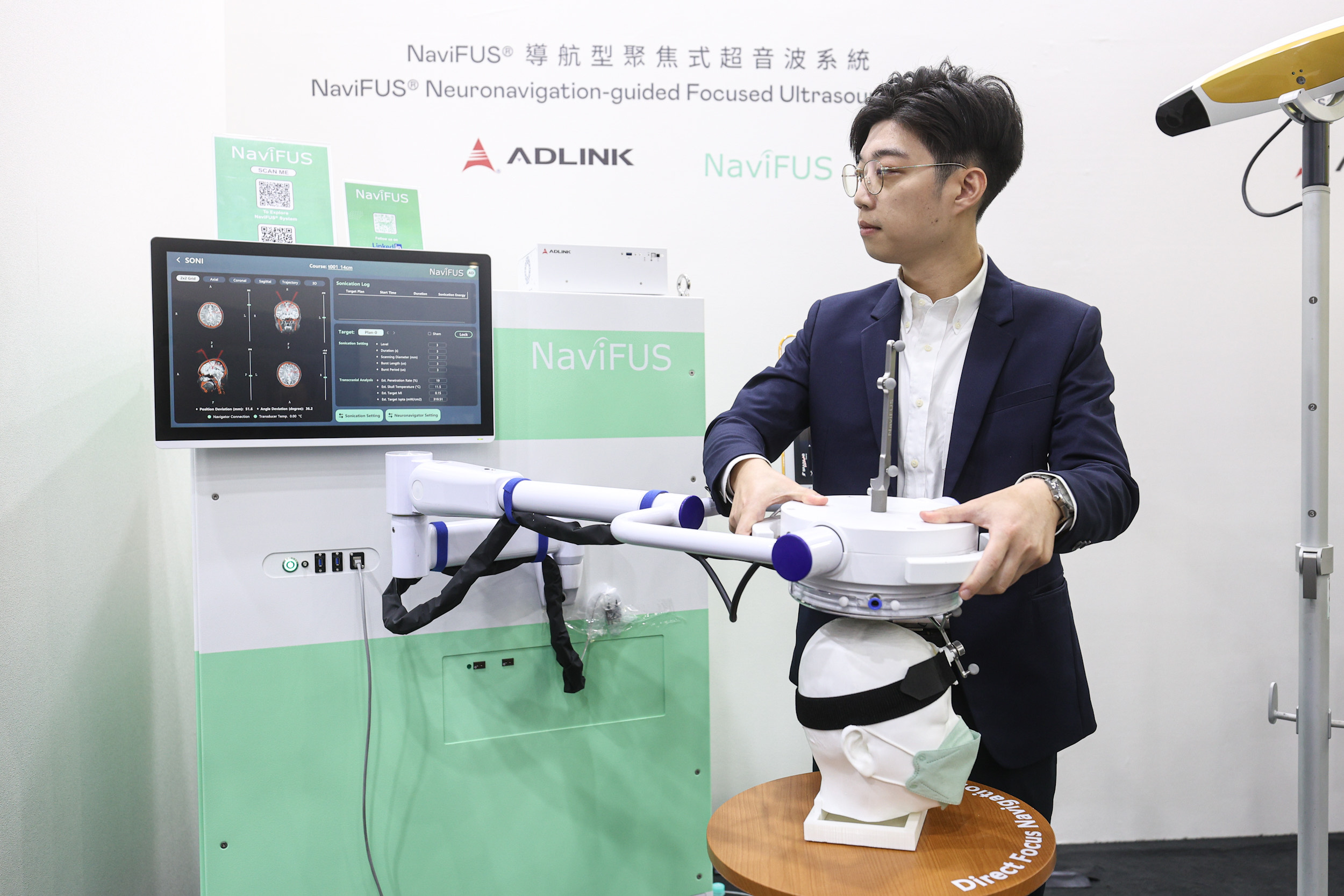 达擎携手凌华科技与浩宇生医合作的〝NaviFUS&reg; 导航型聚焦式超音波系统〞，以凌华医疗级边缘运算平台为核心，结合光学导航与穿颅超音波技术，非侵入性将能量精准聚焦脑内病灶，可暂时开启血脑屏障，提升药物递送与治疗效果。