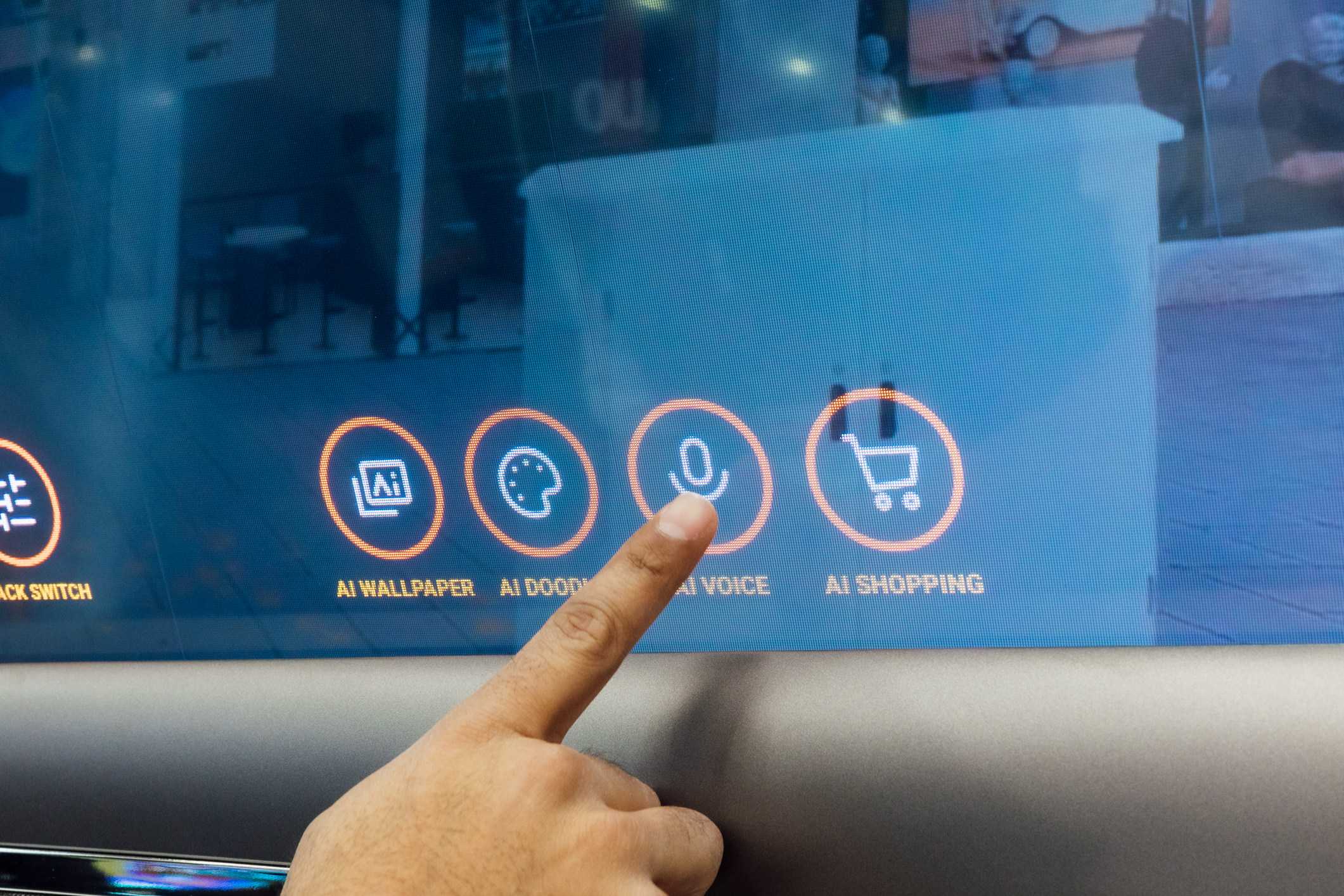 藉由友達智慧移動的車用AI運算方案，可驅動XR Interactive Window將車窗化身為串聯外界的世界之窗，並透過語音或手勢即可標記街景、購物點餐或進行互動娛樂。