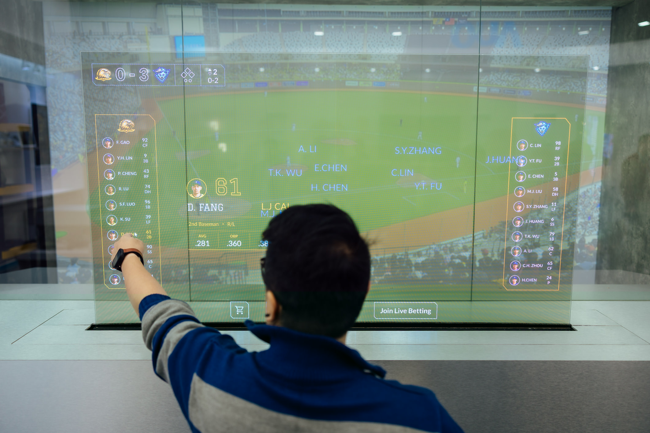 達擎64吋Sports AR Solution Sports AR解決方案結合即時運動賽事數據與互動內容，觀眾可透過Micro LED顯示器的透明特性，在觀看實體賽事的同時，同步於顯示螢幕上取得與實體球員及賽事對應的相關資訊，獲得專屬的沉浸式體驗，提升現場參與感。