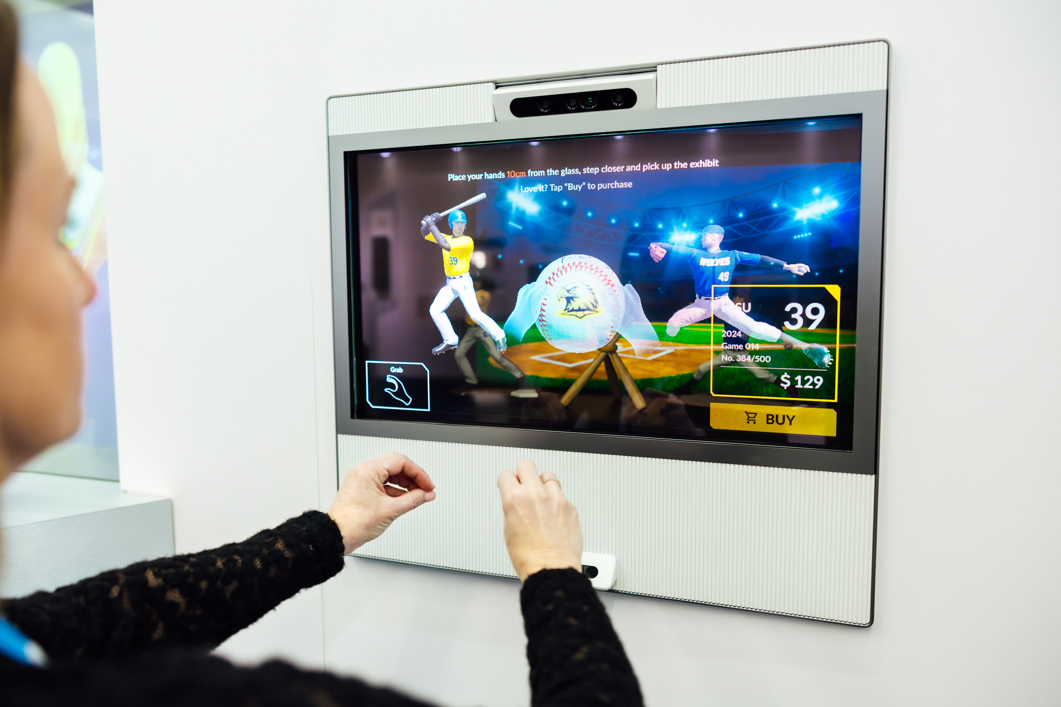 達擎30吋Interactive AR Box則透過3D呈現商品及數位資訊，並整合人臉、手勢感應技術創造互動，適用高端與限量商品展示，消費者可隔空旋轉、放大商品細節，無需接觸實品也能感受接近實物的細膩探索。